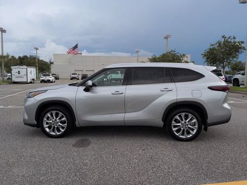 Used 2024 Toyota Highlander Limited FWD image 7