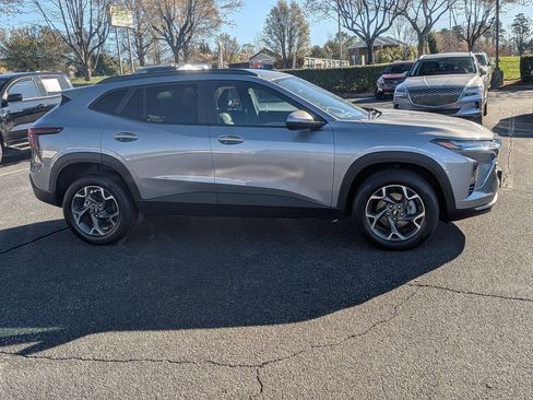 Used 2025 Chevrolet Trax LT w/ LT Convenience Package image 10