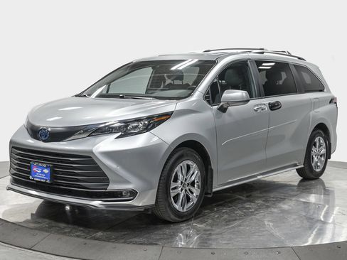 Used 2025 Toyota Sienna XLE w/ XLE Plus Package AWD/4WD image 1