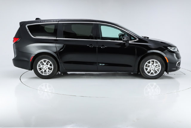 Used 2025 Chrysler Pacifica Select FWD image 14