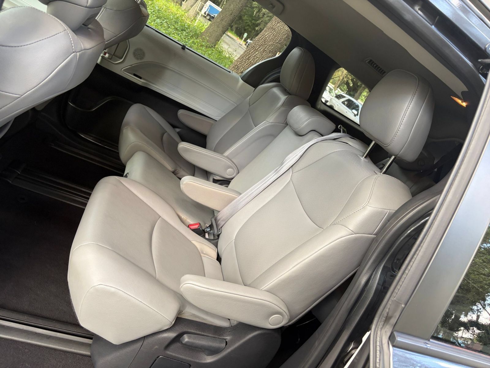 Used 2025 Toyota Sienna XLE FWD image 27