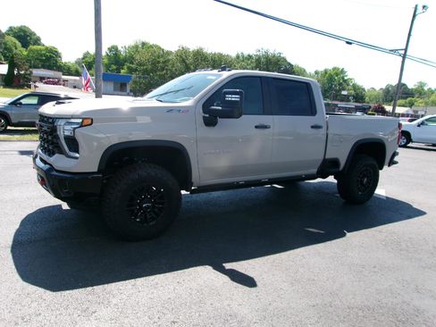 New 2026 Chevrolet Silverado 2500 ZR2 AWD/4WD image 9