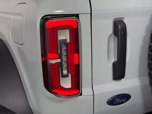 Certified 2022 Ford Bronco Badlands w/ Sasquatch Package AWD/4WD image 8