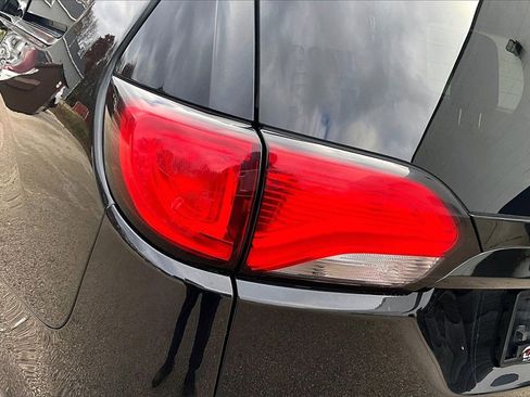 Used 2019 Chrysler Pacifica Limited w/ Tire & Wheel Group image 21