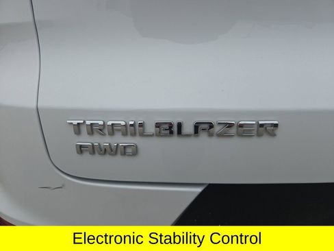 Used 2025 Chevrolet TrailBlazer LT AWD/4WD image 35