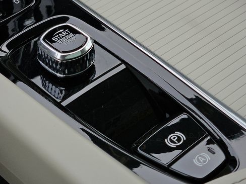 Certified 2024 Volvo XC60 B5 Core w/ Climate Package image 24