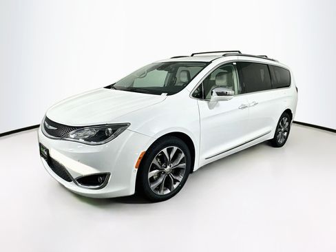 Used 2020 Chrysler Pacifica Limited w/ Tire & Wheel Group FWD image 3