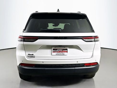 Used 2023 Jeep Grand Cherokee Altitude AWD/4WD image 6