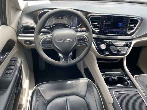 Used 2024 Chrysler Pacifica Limited FWD image 19