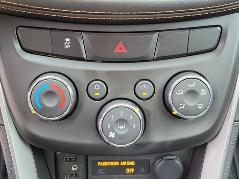 Used 2020 Chevrolet Trax LT w/ LT Convenience Package AWD/4WD image 27