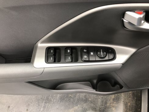 Certified 2022 Kia Niro LX image 15