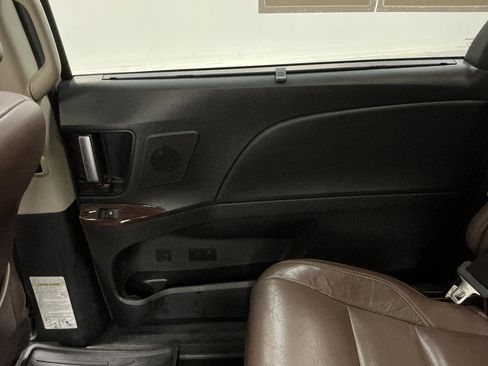 Used 2018 Toyota Sienna Limited Premium w/ Protection Package FWD image 38