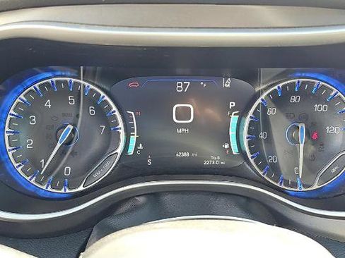 Used 2023 Chrysler Pacifica Touring-L FWD image 11