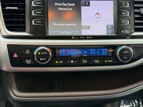Used 2019 Toyota Highlander XLE AWD/4WD image 25