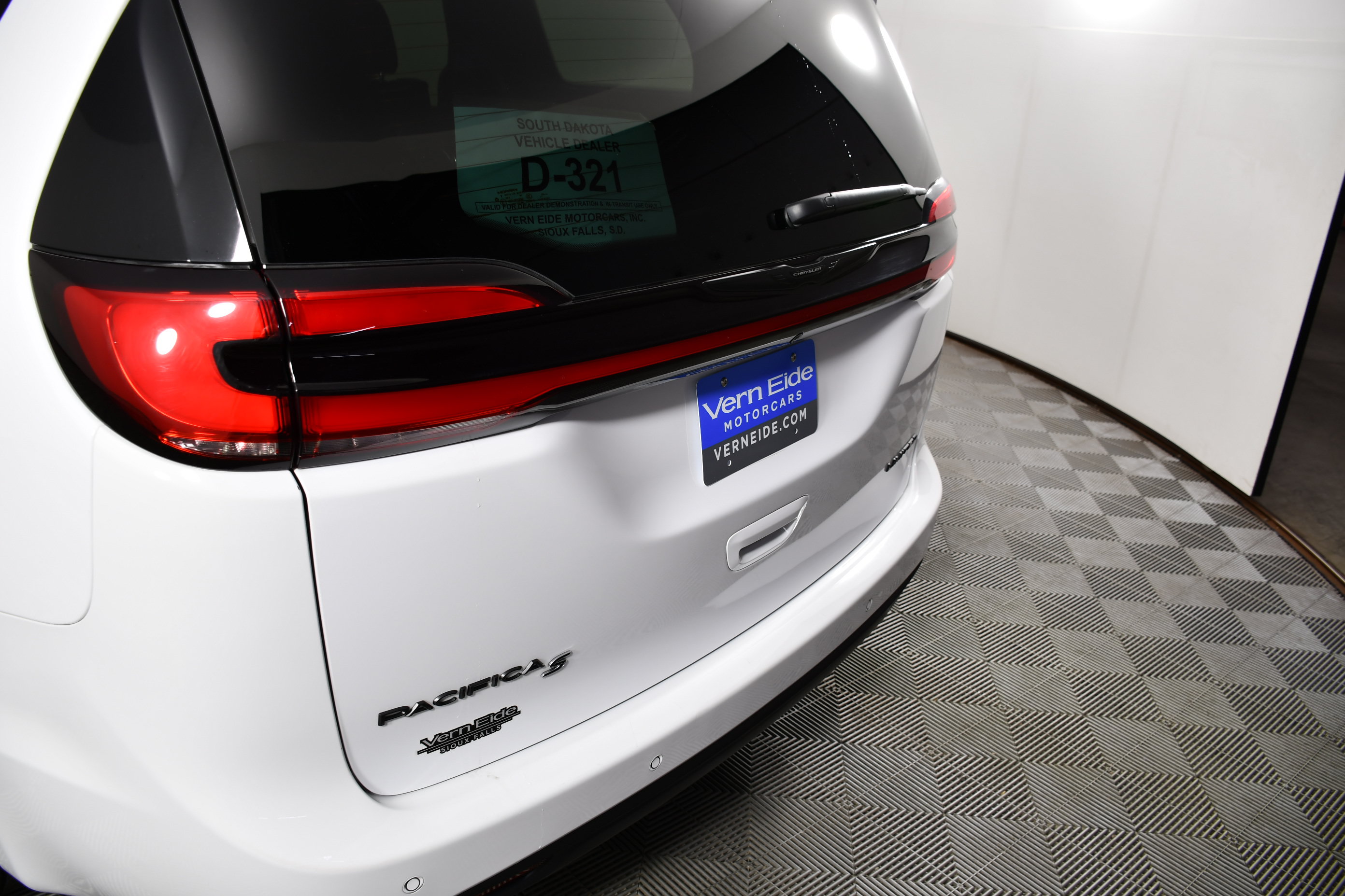 Used 2025 Chrysler Pacifica Limited FWD image 15