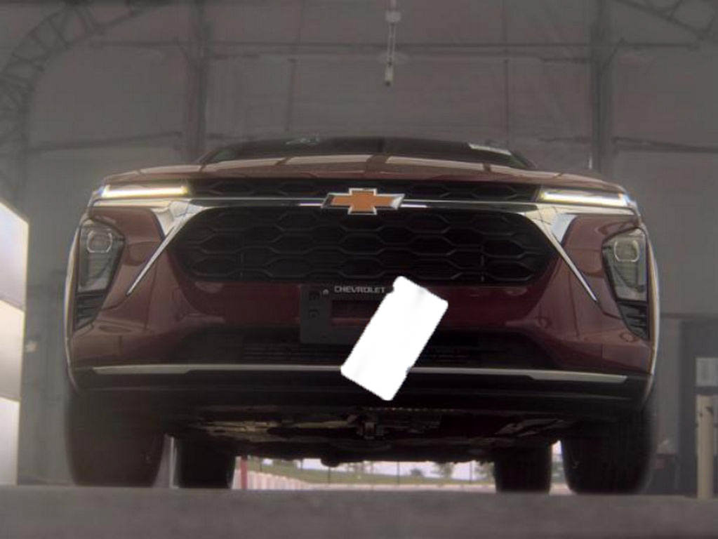 Used 2025 Chevrolet Trax LT w/ Driver Confidence Package FWD image 3