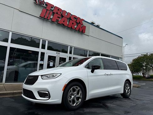Used 2024 Chrysler Pacifica Limited FWD image 9