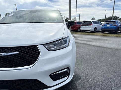 New 2026 Chrysler Pacifica Select image 9