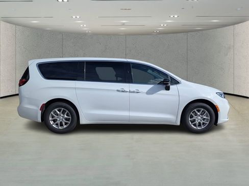 New 2026 Chrysler Pacifica Select image 3