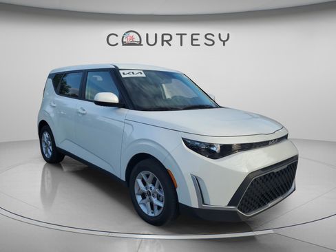 Certified 2025 Kia Soul LX w/ LX Technology Package FWD image 5