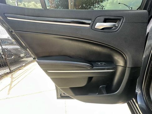Used 2018 Chrysler 300 S RWD image 40