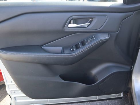 Used 2024 Nissan Rogue SV image 16