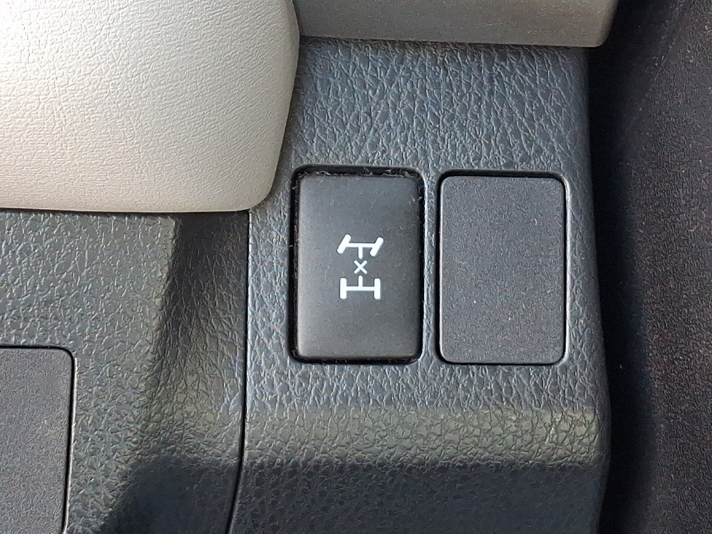 Used 2013 Toyota RAV4 XLE AWD/4WD image 28