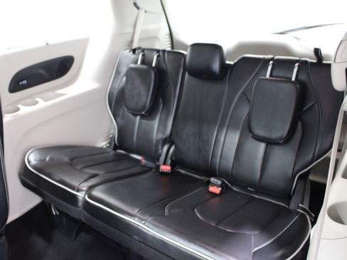 Used 2023 Chrysler Pacifica Limited FWD image 22