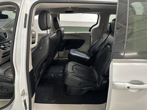 Used 2022 Chrysler Pacifica Touring-L image 8