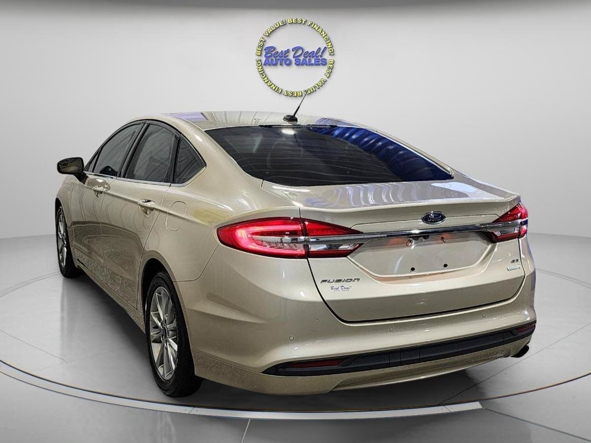 Used 2017 Ford Fusion SE w/ Fusion SE Technology Package FWD image 2