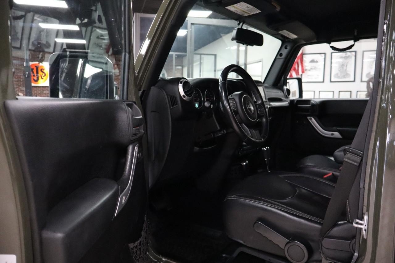 Used 2015 Jeep Wrangler Unlimited Sahara w/ Connectivity Group AWD/4WD image 9