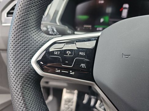 Certified 2023 Volkswagen Tiguan SE R-Line FWD image 18