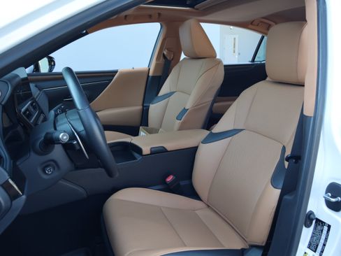 Used 2025 Lexus ES 300h w/ Premium Package FWD image 32