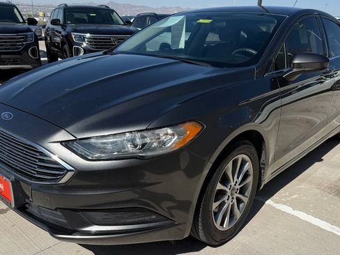 Used 2017 Ford Fusion SE FWD image 2