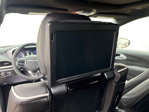 New 2026 Chrysler Pacifica Limited image 17