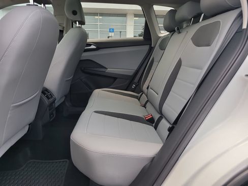 Used 2023 Volkswagen Taos SE w/ Panoramic Sunroof Package FWD image 9
