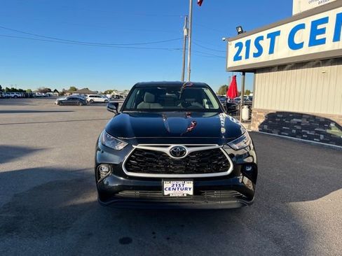 Used 2024 Toyota Highlander LE image 2