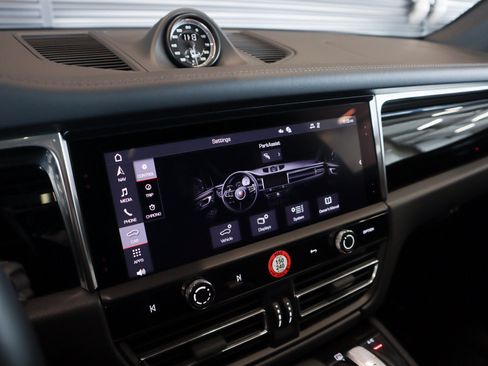 Certified 2026 Porsche Macan AWD/4WD image 20