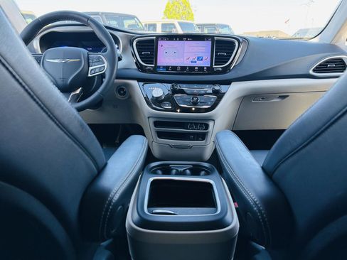 Used 2022 Chrysler Pacifica Touring-L FWD image 24