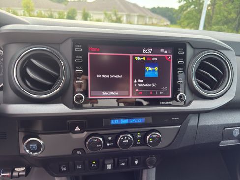 Used 2022 Toyota Tacoma TRD Sport w/ Technology Package RWD image 9