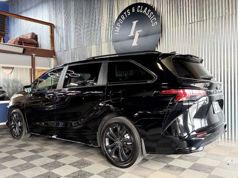 Used 2022 Toyota Sienna XSE image 4