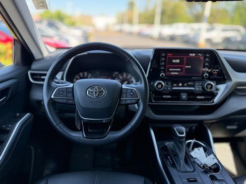 Certified 2021 Toyota Highlander XLE AWD/4WD image 24