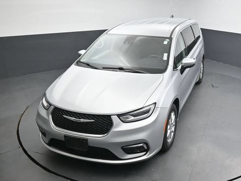 Used 2023 Chrysler Pacifica Touring-L FWD image 25