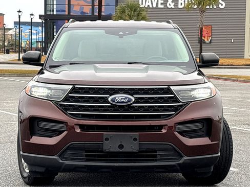 Used 2020 Ford Explorer XLT w/ Comfort Package image 2