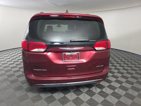 Used 2018 Chrysler Pacifica Limited FWD image 4
