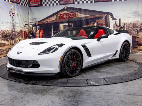 Used 2016 Chevrolet Corvette Z06 w/ 3LZ Preferred Equipment Group image 4