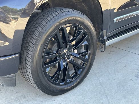 Used 2022 Chevrolet Silverado 1500 High Country w/ Technology Package image 9