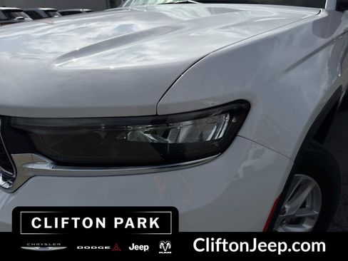 Certified 2023 Jeep Grand Cherokee Laredo image 8