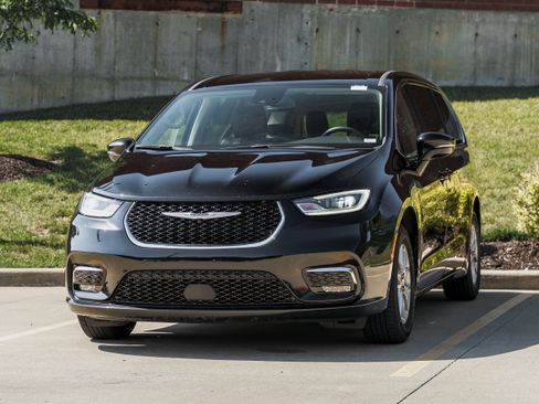 Used 2024 Chrysler Pacifica Touring-L FWD image 7