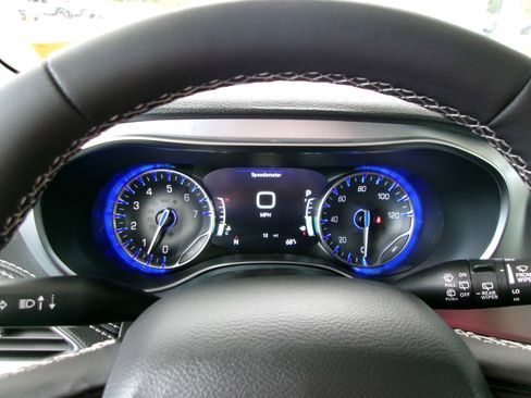 New 2026 Chrysler Pacifica Limited image 8